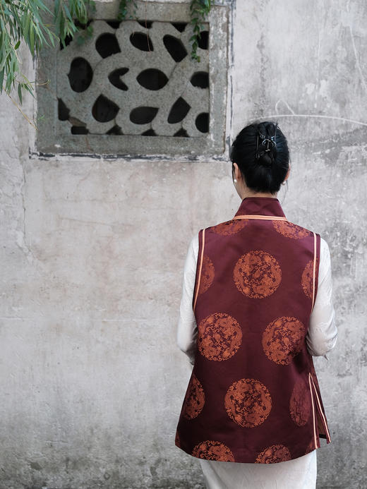 盛唐婧 |中式国风库缎中长马甲-紫红 商品图6