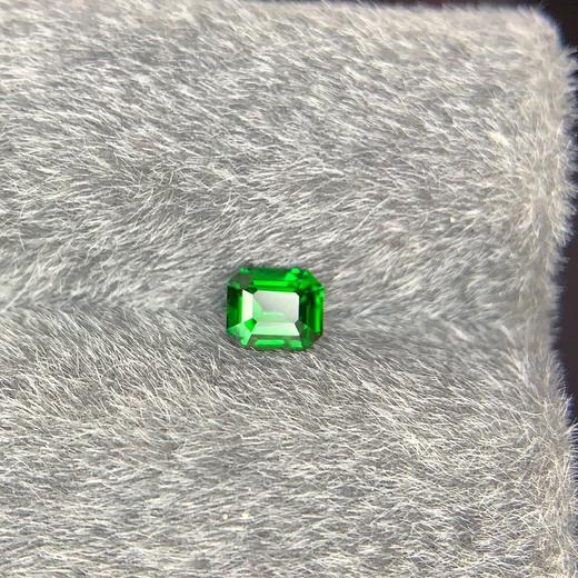 0.57ct 沙弗莱裸石 商品图6