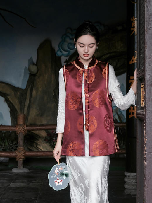 盛唐婧 |中式国风库缎中长马甲-紫红 商品图1