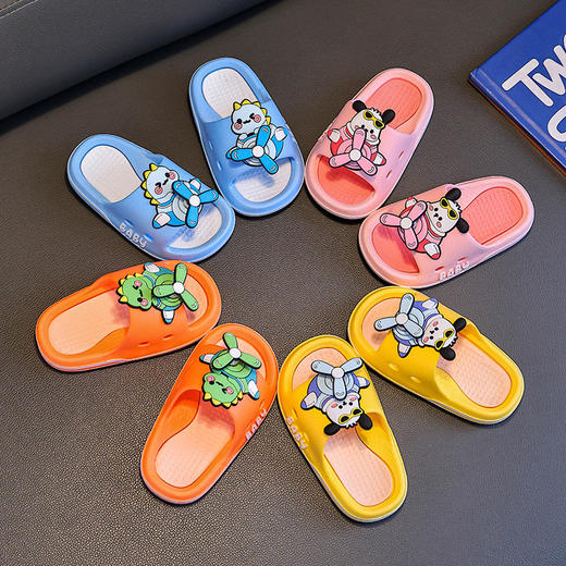 【萌趣不停，萌化你的心，玩耍与艺术的结合】儿童拖鞋新款 男孩女孩夏季室内居家 防滑软底 可爱卡通女宝宝凉拖鞋-QQ 商品图0