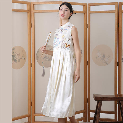 致橡树2024夏季辛苦啊中式刺绣无袖百褶连衣裙S241578 商品图1