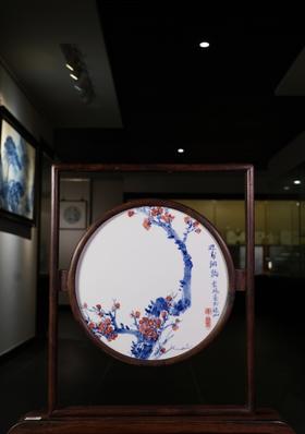 青花釉里红迎春纳福图插屏