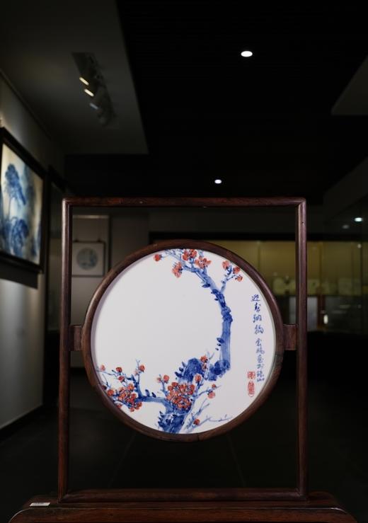 青花釉里红迎春纳福图插屏 商品图0