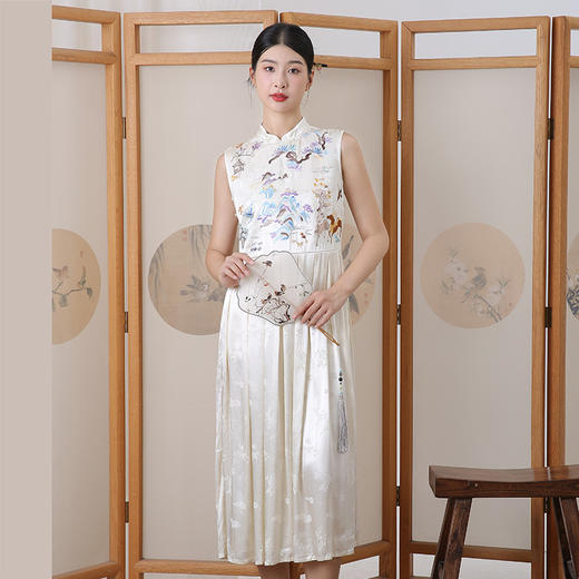致橡树2024夏季辛苦啊中式刺绣无袖百褶连衣裙S241578 商品图4