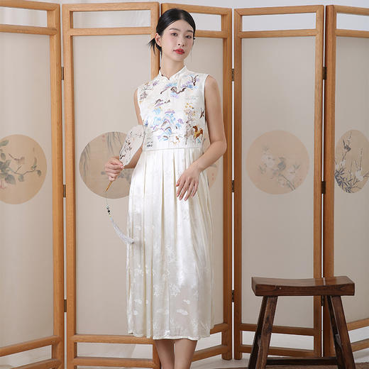 致橡树2024夏季辛苦啊中式刺绣无袖百褶连衣裙S241578 商品图2