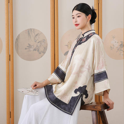 致橡树2024早秋新款女装人丝提花绣花二大衫上衣B241140-T 商品图4