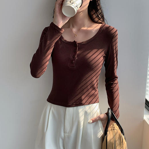 高弹螺纹棉纽扣门襟打底衫女2024秋冬新款纯欲露锁骨长袖打底上衣 商品图3