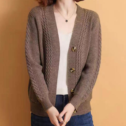 2024秋冬V领针织开衫女外搭麻花长袖气质休闲毛衣女舒适外套批发 商品图1