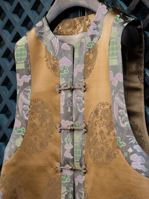 盛唐婧 |中式国风团龙库缎对襟马甲-棕色 商品图3