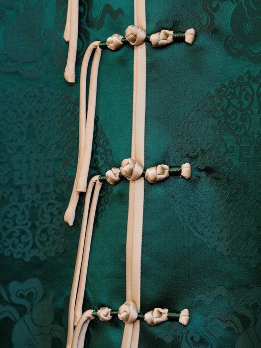 瑕疵|盛唐婧 |中式国风祖母绿库缎八仙纹外套[特价品](特殊商品不退不换) 商品图8