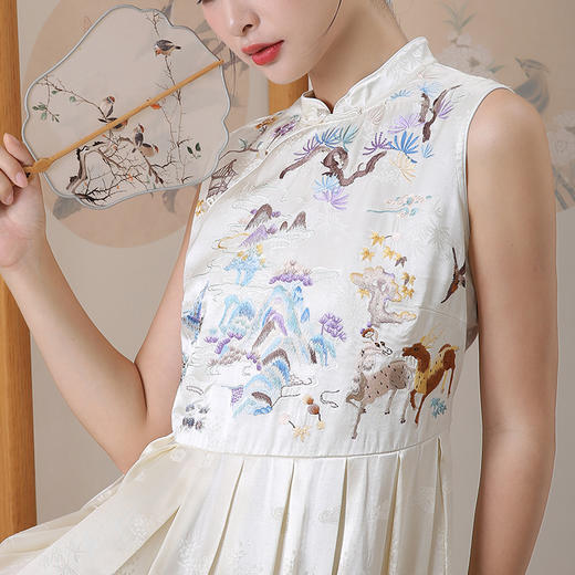 致橡树2024夏季辛苦啊中式刺绣无袖百褶连衣裙S241578 商品图3