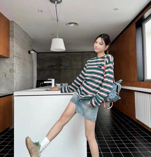 现货 THS8.24-限时 缪家 女士 贴布logo绿色条纹圆领长袖T恤 BH2546 商品图1