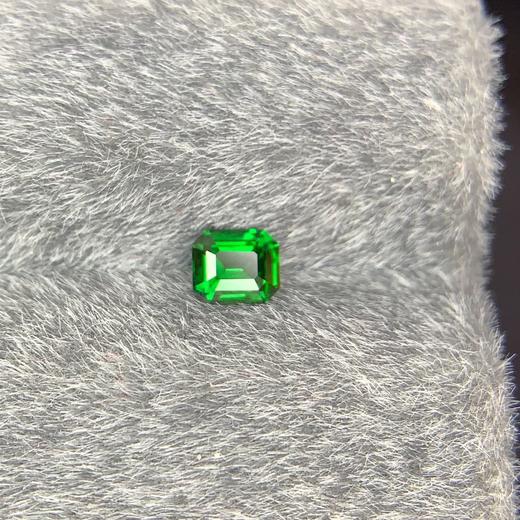 0.57ct 沙弗莱裸石 商品图5