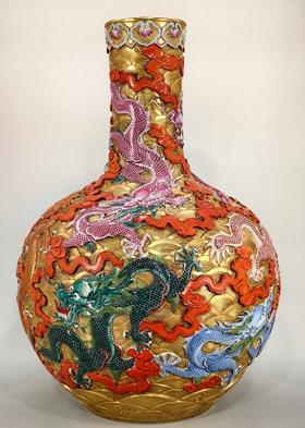 清乾隆款包金粉彩雕刻海水九龙戏珠纹天球瓶