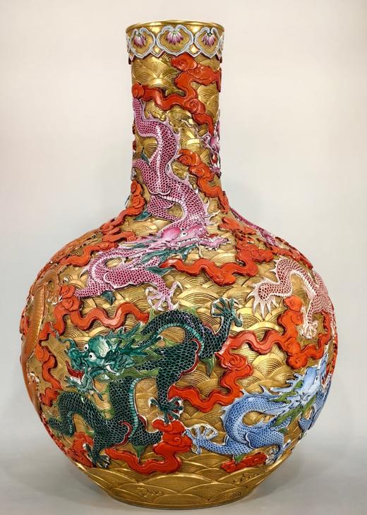 清乾隆款包金粉彩雕刻海水九龙戏珠纹天球瓶 商品图0