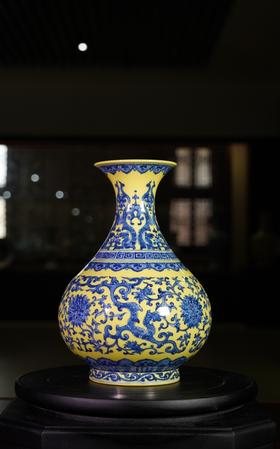 仿清乾隆黄地青花虬穿花纹扁肚瓶