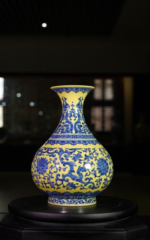 仿清乾隆黄地青花虬穿花纹扁肚瓶 商品图0