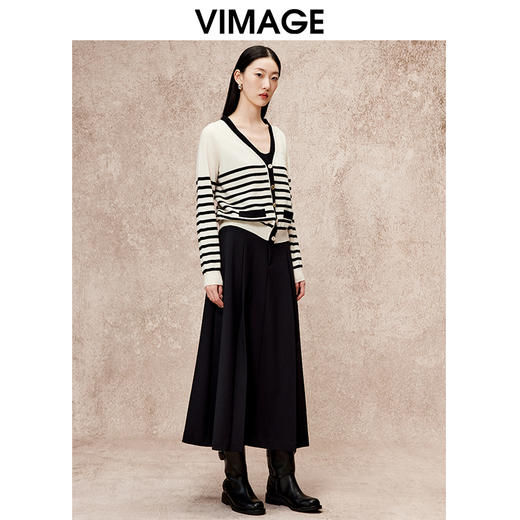 VIMAGE纬漫纪慵懒感V领条纹百搭显瘦落肩针织开衫秋季新款V2201801 商品图2
