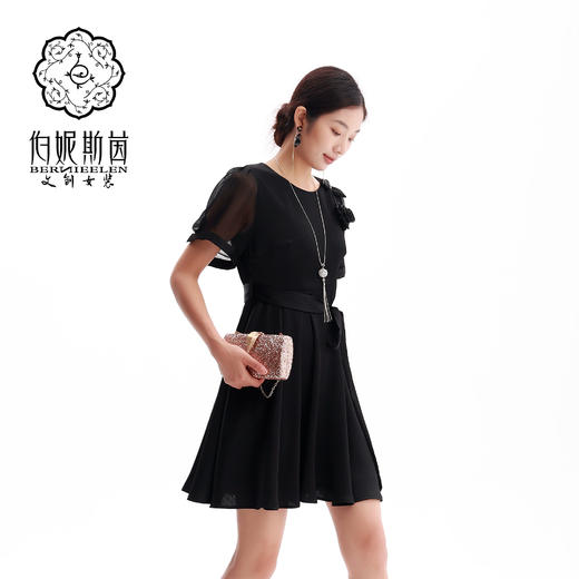 HJ2S32_漆黑色_连衣裙_四季_气质优雅立体花朵网纱袖收腰系带显瘦 A 字短裙_高级女装_BERNIEELEN 伯妮斯茵 商品图3