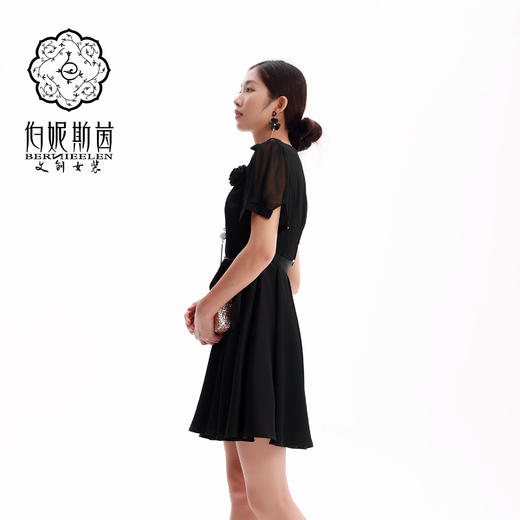 HJ2S32_漆黑色_连衣裙_四季_气质优雅立体花朵网纱袖收腰系带显瘦 A 字短裙_高级女装_BERNIEELEN 伯妮斯茵 商品图4