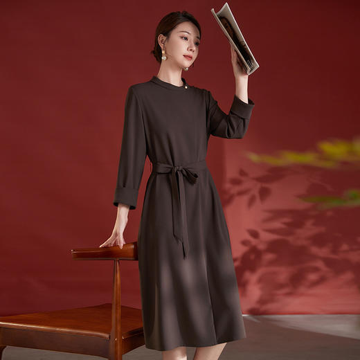 ZM7858新中式醋酸秋季连衣裙女2024秋冬新款内置暗扣领口配腰带中长裙子 商品图2