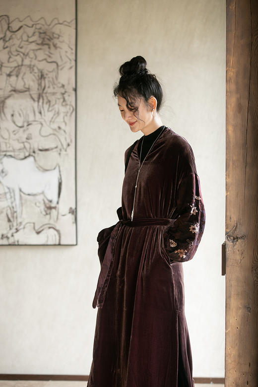 牧衣游原创丝绒手工刺绣连衣裙新款古朴东方V领气质宽松长裙 李子 商品图5