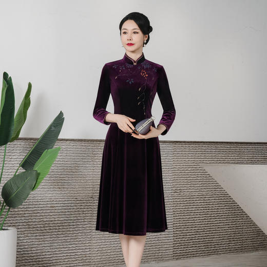 HYX-24-7837新款改良复古韩国绒旗袍时尚旗袍连衣裙大摆裙年轻中长款长袖 商品图1