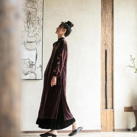 牧衣游原创丝绒手工刺绣连衣裙新款古朴东方V领气质宽松长裙 李子 商品图1