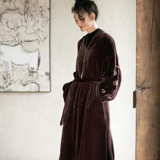 牧衣游原创丝绒手工刺绣连衣裙新款古朴东方V领气质宽松长裙 李子 商品图0