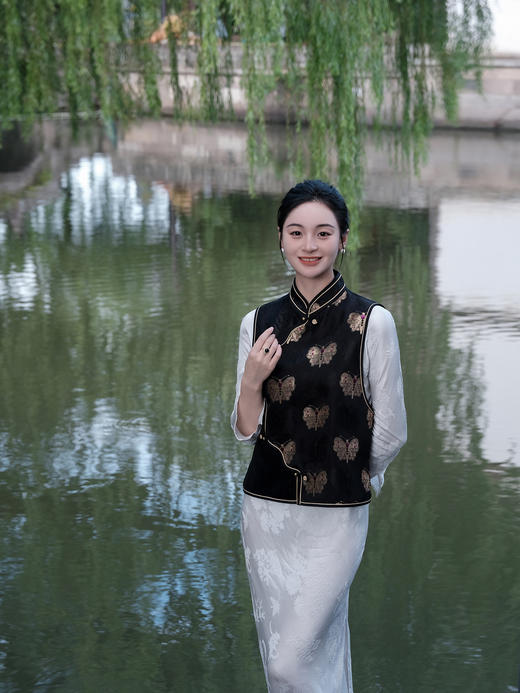 盛唐婧 |中式国风黑金蝴蝶花瓣襟马甲 商品图3