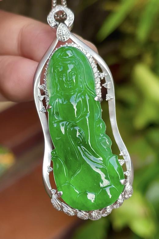 547255 翡翠高冰正阳绿观音吊坠 大件饱满，厚装，通透水润，玉质细腻，翠色鲜艳，18k金奢华钻石镶嵌 裸石尺寸：38.3-15.7-3.5mm约 超值价：21980 商品图1