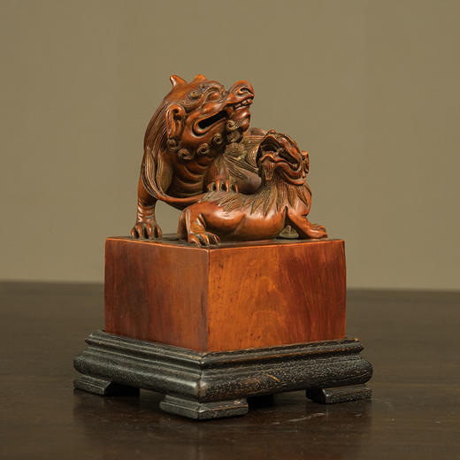 民国 黄杨木雕子母瑞兽钮印章摆件 商品图1