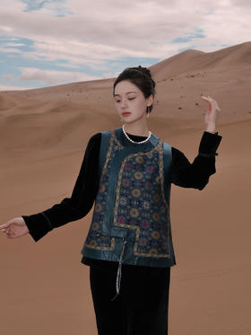 盛唐婧 |中式国风团花纹琵琶襟马甲