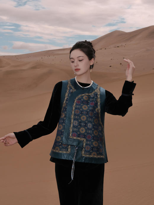 盛唐婧 |中式国风团花纹琵琶襟马甲 商品图0