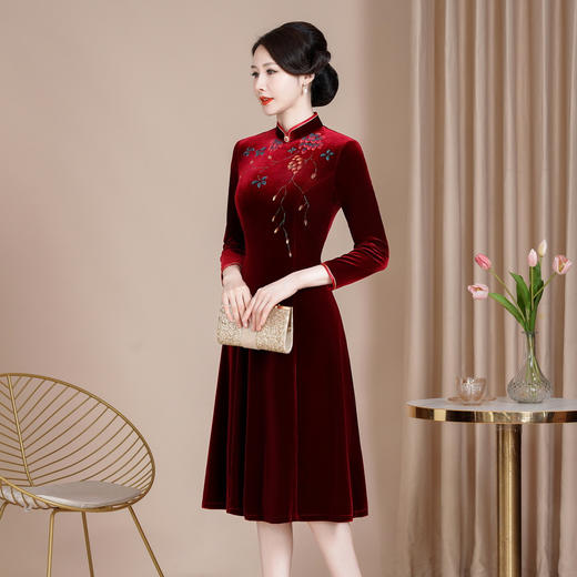 HYX-24-7837新款改良复古韩国绒旗袍时尚旗袍连衣裙大摆裙年轻中长款长袖 商品图2