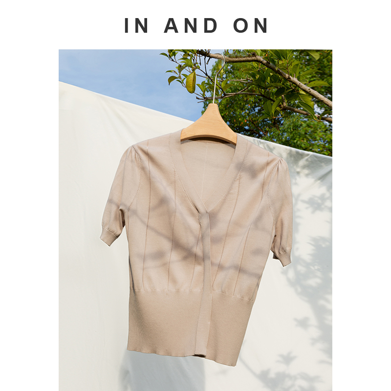54569  IN AND ON 邂逅 莱赛尔桑蚕丝法式收腰针织上衣