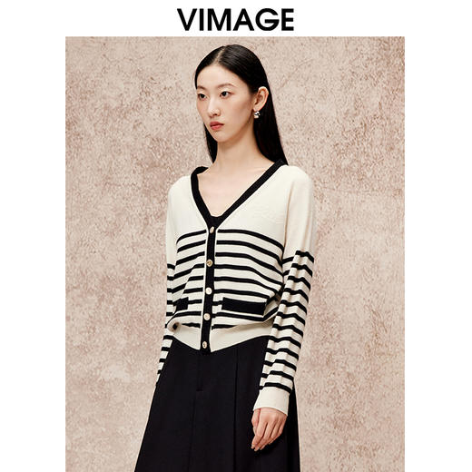 VIMAGE纬漫纪慵懒感V领条纹百搭显瘦落肩针织开衫秋季新款V2201801 商品图3