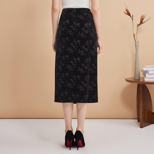 EITIE爱特爱气质优雅中式暗纹吊坠黑色丝绒开叉半身裙秋新款C2406418 商品图4