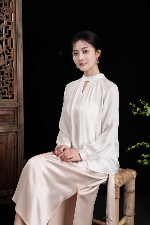 荷言GL  素霓裳 白色新中式衬衣钉珠小鹿暗纹提花丝绵上衣蝴蝶结 商品图0