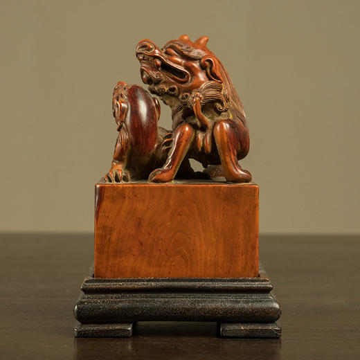 民国 黄杨木雕子母瑞兽钮印章摆件 商品图3