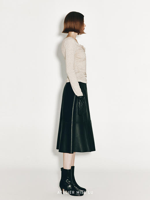 【温暖麦穗】兰花造型裁片抽褶设计弹力上衣 商品图3