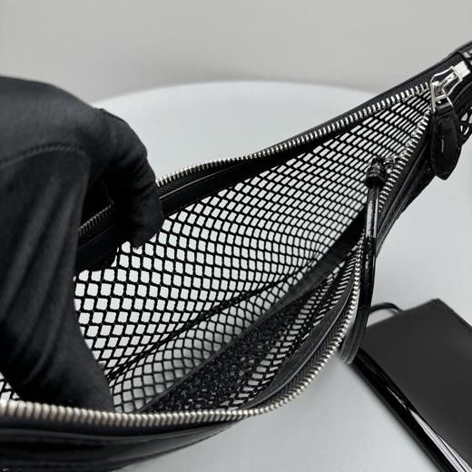 女款One piece 系列渔网半月包he 商品图3