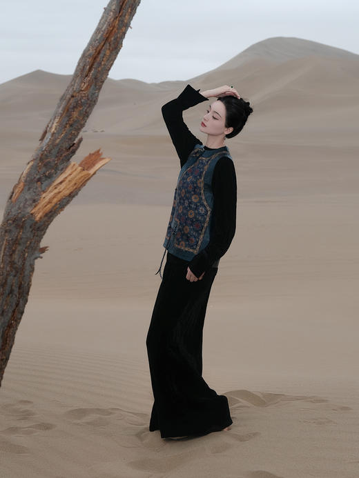 盛唐婧 |中式国风团花纹琵琶襟马甲 商品图1