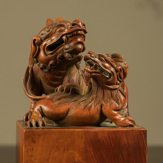 民国 黄杨木雕子母瑞兽钮印章摆件 商品图2