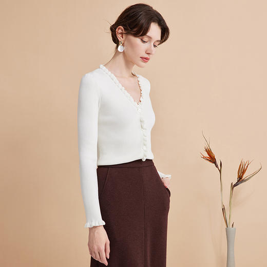 EITIE爱特爱秋新款气质修身高级感木耳边修饰针织衫D2401419 商品图2