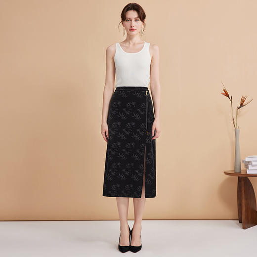 EITIE爱特爱气质优雅中式暗纹吊坠黑色丝绒开叉半身裙秋新款C2406418 商品图3