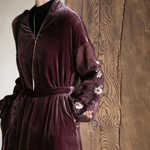 牧衣游原创丝绒手工刺绣连衣裙新款古朴东方V领气质宽松长裙 李子 商品图3