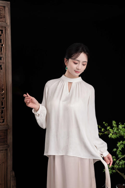 荷言GL  素霓裳 白色新中式衬衣钉珠小鹿暗纹提花丝绵上衣蝴蝶结 商品图3