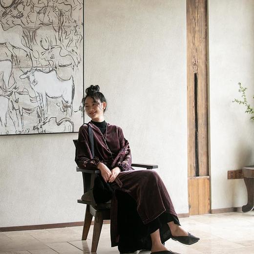 牧衣游原创丝绒手工刺绣连衣裙新款古朴东方V领气质宽松长裙 李子 商品图2