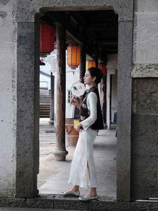 盛唐婧 |中式国风黑金蝴蝶花瓣襟马甲 商品图4